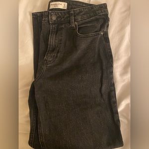 Abercrombie High Rise Mom Jean - Curve Love 27/4 Regular in Black